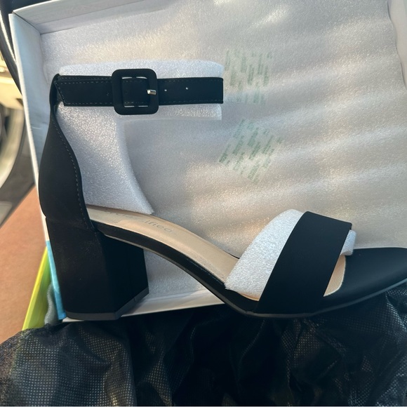 Black chunky heel ankle strap sandal - Picture 10 of 10